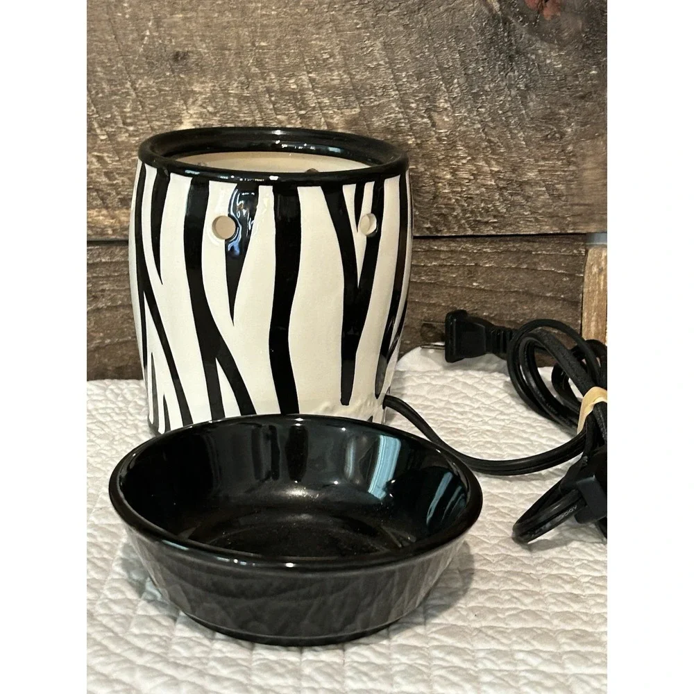 SCENTSY Warmer Zebra Full Size Wax Warmer Black &‎ White Safari